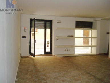 Foto Locale commerciale in Via dell'Istituto Denti, Foligno Centro Storico