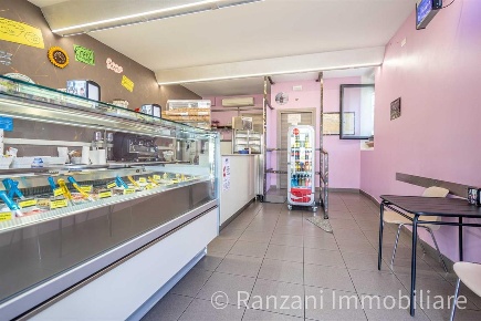 Foto Negozio in Via Malpensata, Gaggiano Centro di 90 m² con 2 locali
