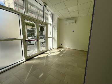 Foto Negozio in viale della Repubblica, Modugno di 60 m² con 1 locali