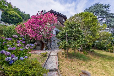 Foto Villa unifamiliare in via Ai Crotti, Albavilla di 206 m² con 4 locali