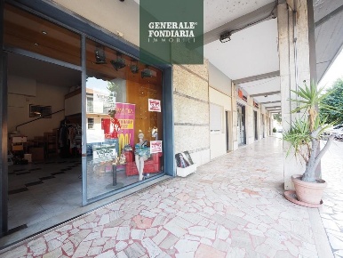 Foto Negozio a Bolano di 50 m² con 2 locali in vendita