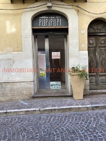 Foto Negozio in via Atenea, Agrigento Centro Storico di 140 m² con 3 locali