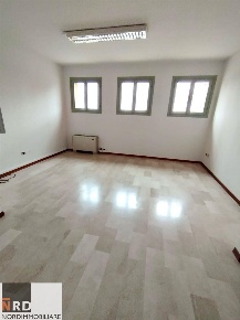 Foto Ufficio in via Porto, Mantova Centro di 144 m² con 6 locali in affitto