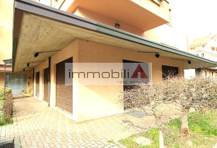 Foto Negozio a Lissone di 300 m² con 1 locali in vendita