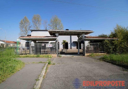 Foto Attività commerciale a Cesano Maderno di 852 m² con 8 locali
