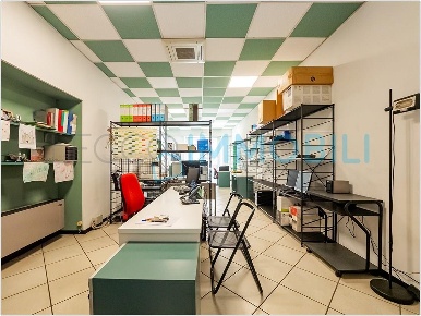 Foto Negozio in corso martiri della liberazione, Lecco Pescarenico di 68 m²