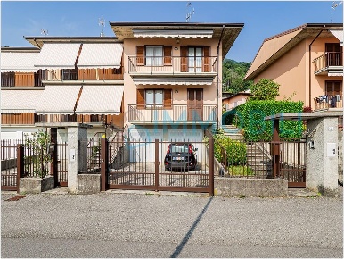 Foto Villa a schiera in via mandamentale, Calolziocorte Centro di 150 m²