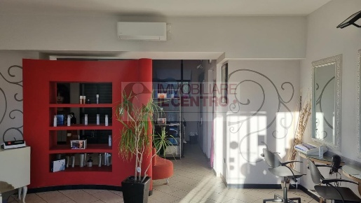 Foto Locale commerciale a Sarzana di 65 m² con 2 locali in vendita