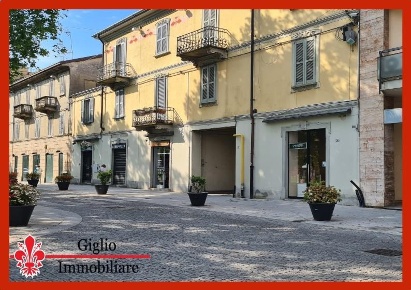 Foto Negozio in Corso Paolo Bernacchi, Tradate Centro di 30 m² con 1 locali