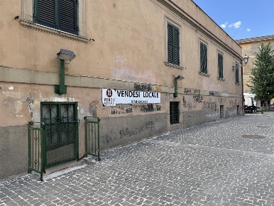 Foto Locale commerciale in piazza giosuè carducci, Albano Laziale di 90 m²