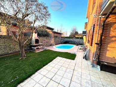 Foto Villa unifamiliare in Via Papa Giovanni XXIII, Lesmo di 250 m²