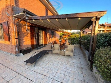 Foto Villa unifamiliare in Via Papa Giovanni XXIII, Lesmo di 250 m²