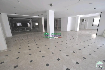 Foto Locale commerciale in VIA E. CRISCIONE LUPIS, Ragusa di 1500 m²