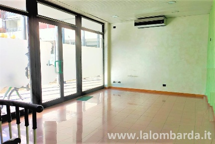 Foto Negozio in piazza Grandi, Solaro Villaggio Brollo di 75 m² in vendita