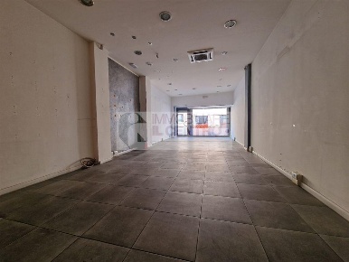 Foto Negozio a Sarzana di 80 m² con 3 locali in vendita