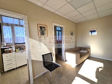 Foto Ufficio a Castelnuovo Magra di 80 m² con 5 locali in affitto