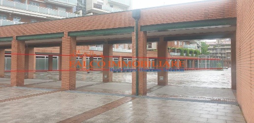 Foto Negozio in Piazza della divina commedia, Paderno Dugnano Centro