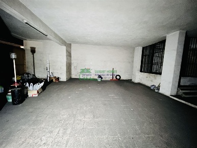 Foto Magazzino in Via Pace, Comiso Centro di 500 m² con 1 locali in vendita