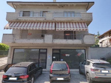 Foto Negozio a Petriano di 73 m² con 1 locali in vendita