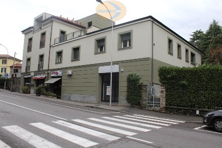 Foto Negozio in Via Roma, Casatenovo Centro di 65 m² con 1 locali
