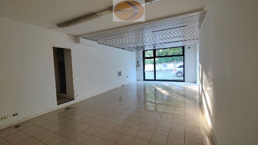Foto Negozio in Via Roma, Casatenovo Centro di 65 m² con 1 locali
