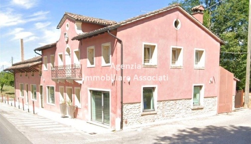 Foto Ufficio in Via Bassanese, Asolo Centro di 185 m² con 5 locali