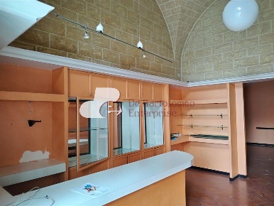 Foto Negozio in via Cardassi, Bari Umbertina - Madonnella di 80 m²