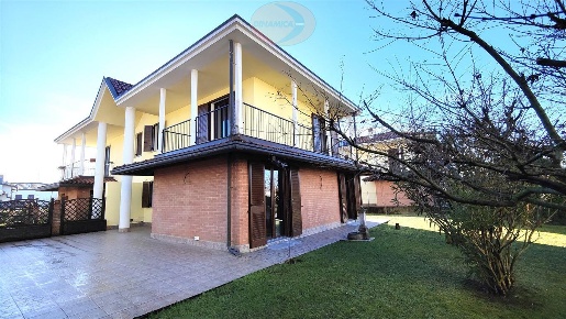 Foto Villa unifamiliare in Via San Biagio, Casatenovo di 241 m² in vendita