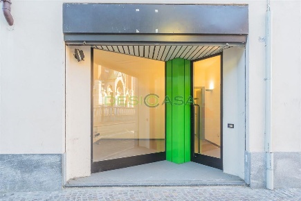 Foto Negozio in Via Lampugnani, Desio di 82 m² con 3 locali in vendita