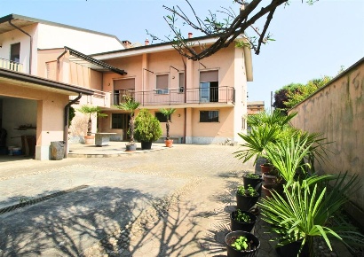 Foto Villa unifamiliare in via baisizza, Limbiate Centro di 500 m²