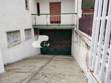 Foto Magazzino in Via Papa Pio XII, Capurso di 430 m² con 1 locali