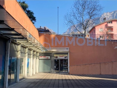 Foto Negozio in Via Montegrappa, Lecco Acquate di 28 m² con 1 locali