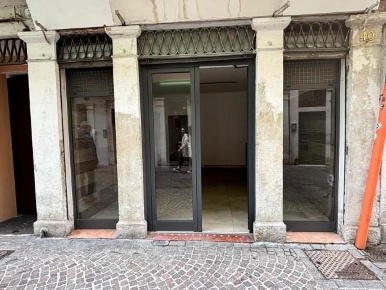 Foto Negozio a Mantova Centro di 60 m² con 2 locali in affitto