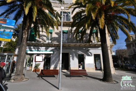Foto Locale commerciale a Ragusa Centro di 45 m² con 1 locali in vendita
