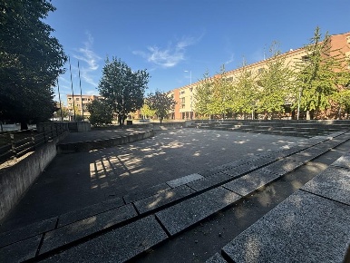 Foto Locale commerciale in Via Aldo Moro, Gessate Centro di 1000 m²