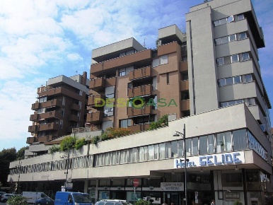 Foto Ufficio in Via Garibaldi, Desio di 105 m² con 4 locali in vendita
