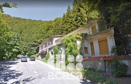 Foto Locale commerciale a Bagno di Romagna di 876 m² con 20 locali