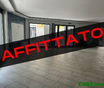 Foto Negozio in Via Sant'Ambrogio, Melzo di 150 m² con 1 locali in affitto