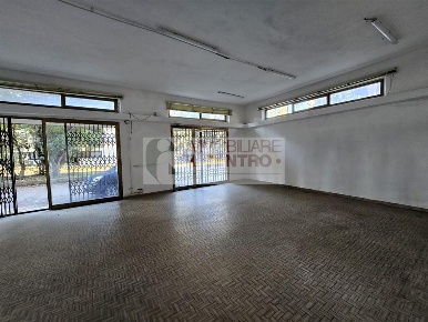 Foto Locale commerciale a Sarzana di 70 m² con 1 locali in affitto