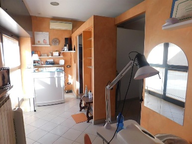 Foto Locale commerciale a Locate Varesino di 40 m² in vendita