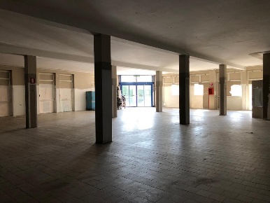 Foto Locale commerciale a Cesate di 900 m² in vendita