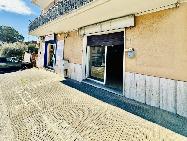 Foto Negozio in Via Nettunense, Albano Laziale Cecchina di 50 m² in vendita