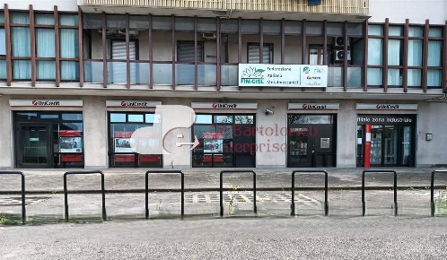Foto Negozio in Via Bruno Buozzi, Bari Santa Caterina di 781 m² in vendita