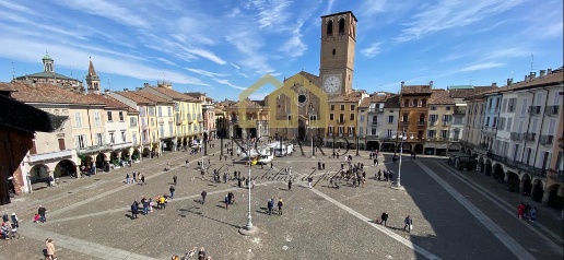 Foto Attività commerciale in Piazza della Vittoria, Lodi Centro Storico