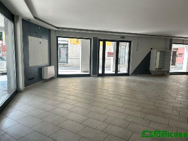 Foto Negozio in Via Sant'Ambrogio, Melzo di 150 m² con 1 locali in vendita