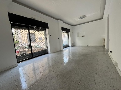 Foto Negozio in Via Magenta, Seregno Stazione di 85 m² con 3 locali