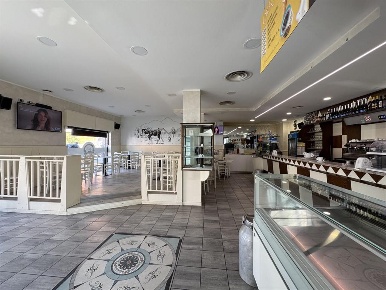 Foto Locale commerciale in Via Mascagni, Senago di 102 m² con 1 locali