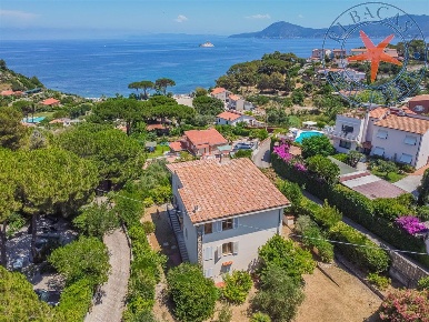 Foto Villa unifamiliare a Portoferraio di 371 m² con 10 locali in vendita