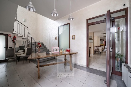 Foto Hotel a Airuno di 1000 m² con 18 locali in vendita