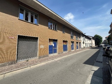 Foto Negozio in Piazza Buonarroti, Seveso Centro di 220 m² con 2 locali